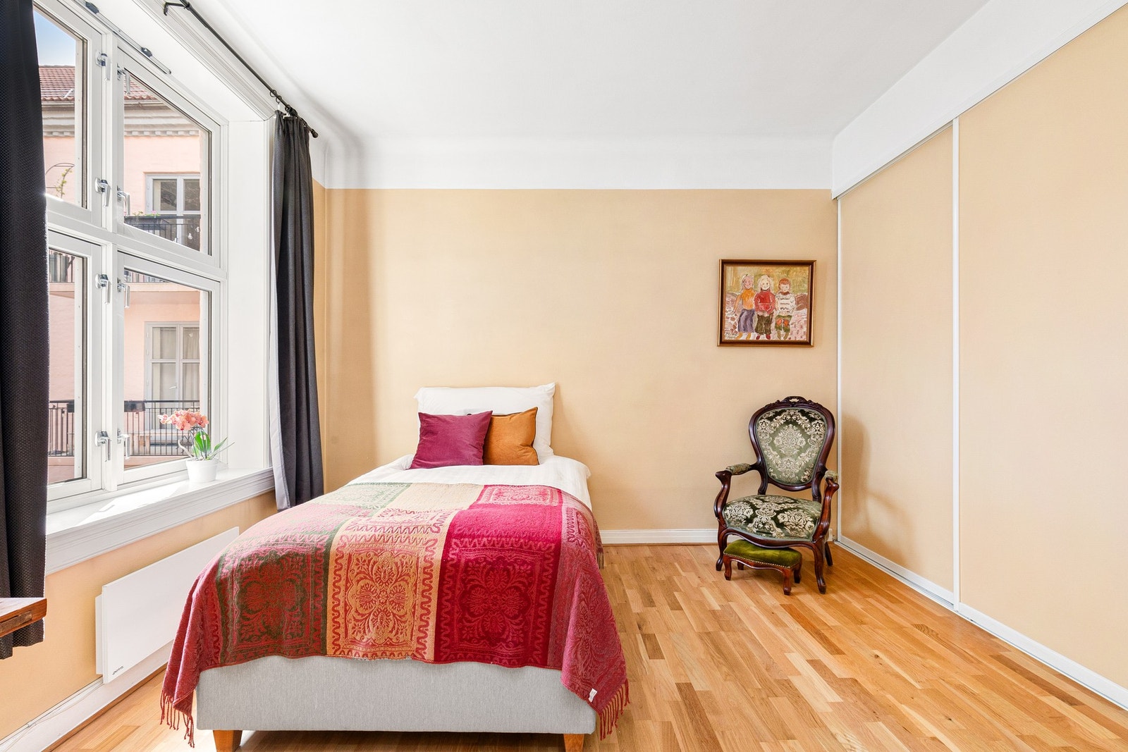 Soverom 1 har rikelig med oppbevaringsplass i skyvedørsgarderober. Galleribilde