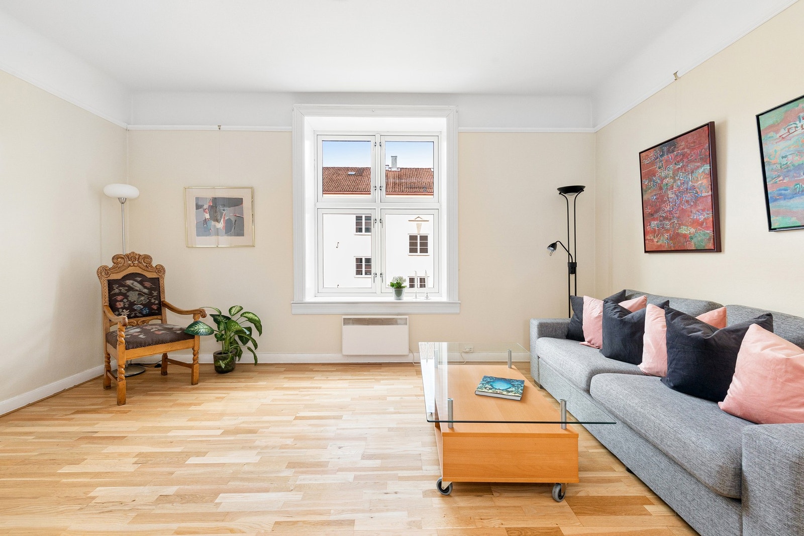 Romslig og lys stue med store vindusflater som gir nydelig lysinnslipp. Galleribilde