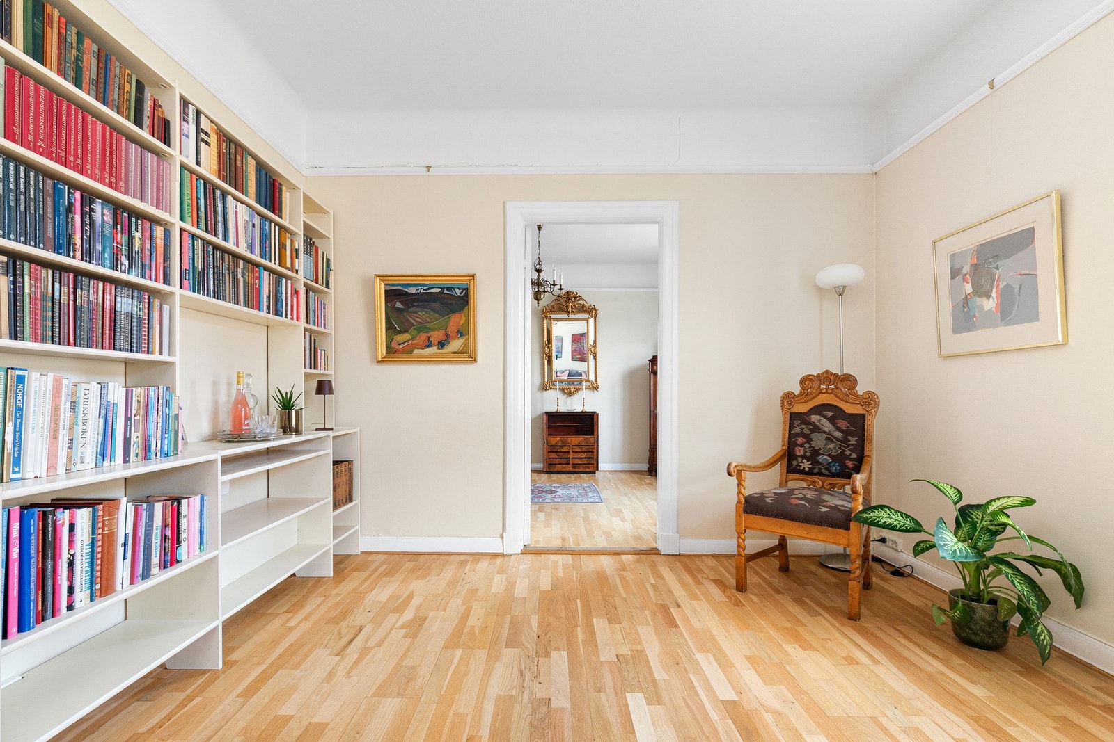 Stor bokhylle i stue. Galleribilde