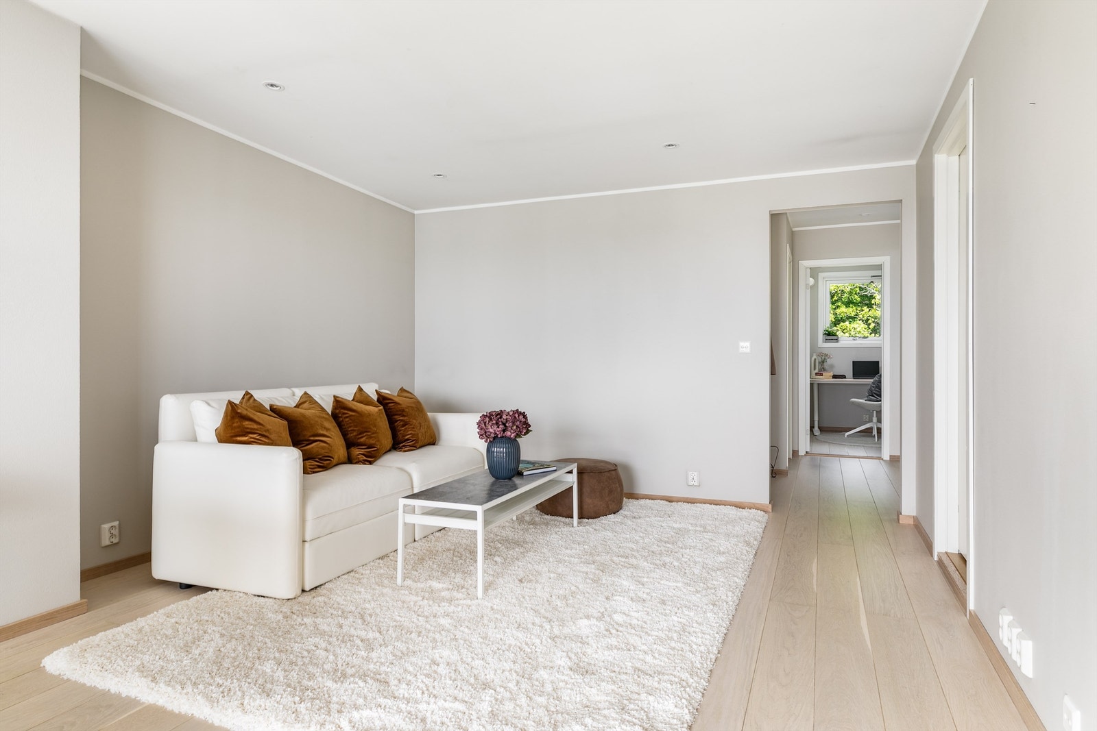 Innvendige overflater ble skiftet ut eller fornyet i 2020, gulvene med lys eikeparkett. Galleribilde