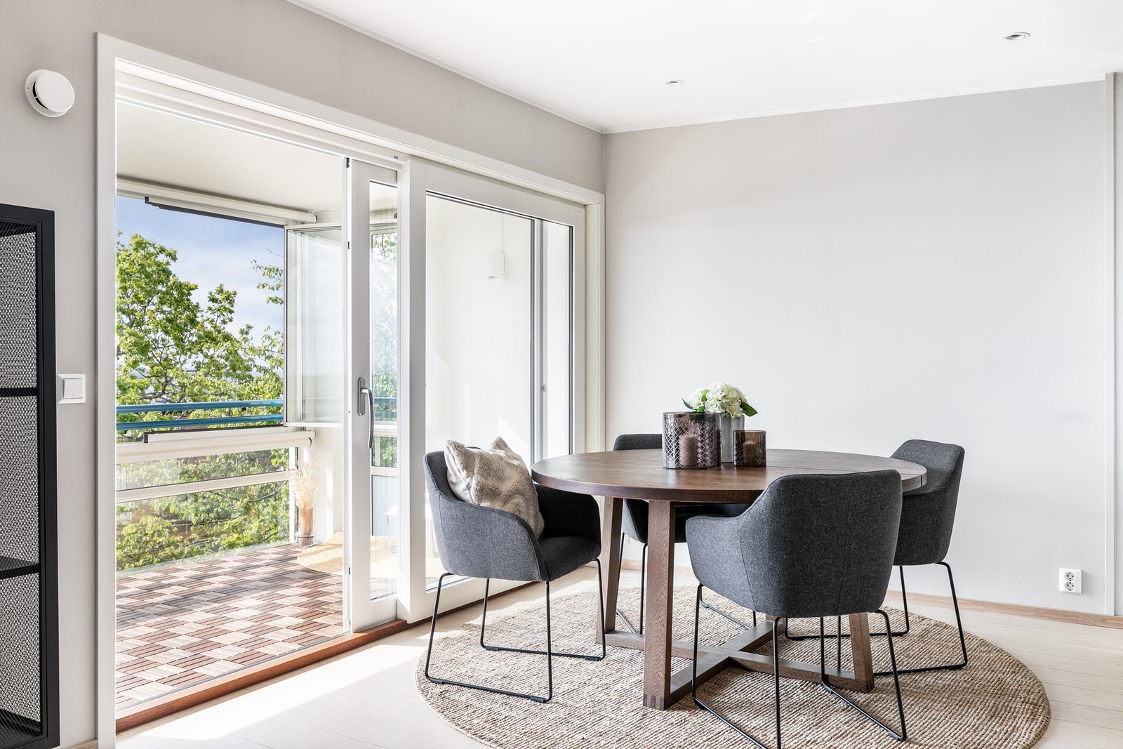 Ny skyve-/hevedør til balkongen ble installert i anledning oppussing i 2020. Galleribilde