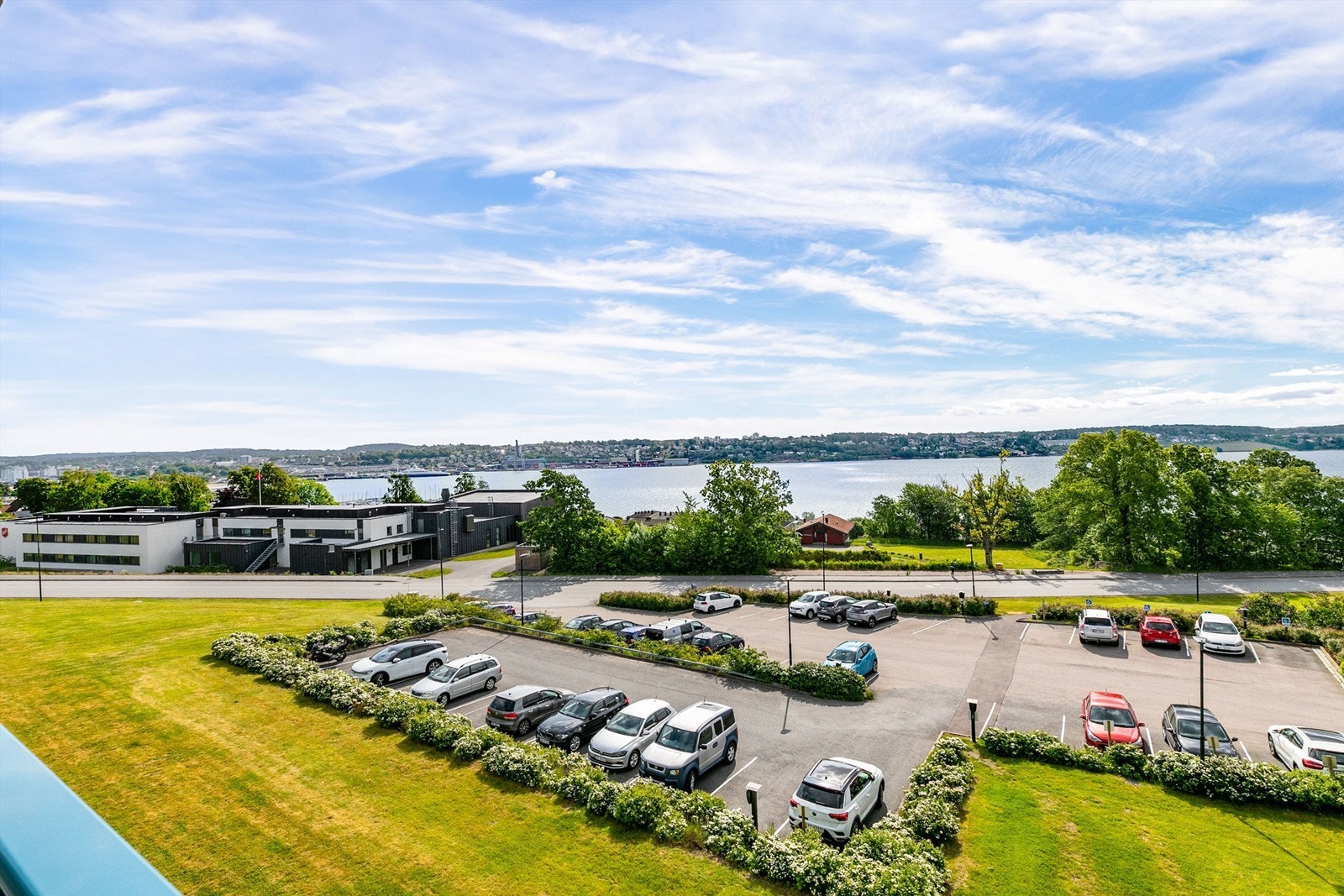 Leiligheten er elevert og luftig beliggende i øverste etasje, med flott utsikt rett ut over Værlebukta. Galleribilde