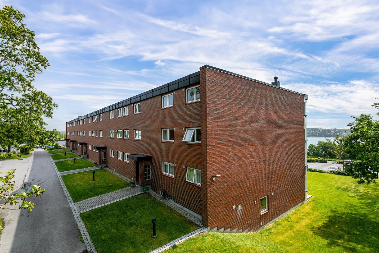 Hovedinngangene er i blokkens østre side. Calling-anlegg betjenes fra leilighetens entré. Galleribilde