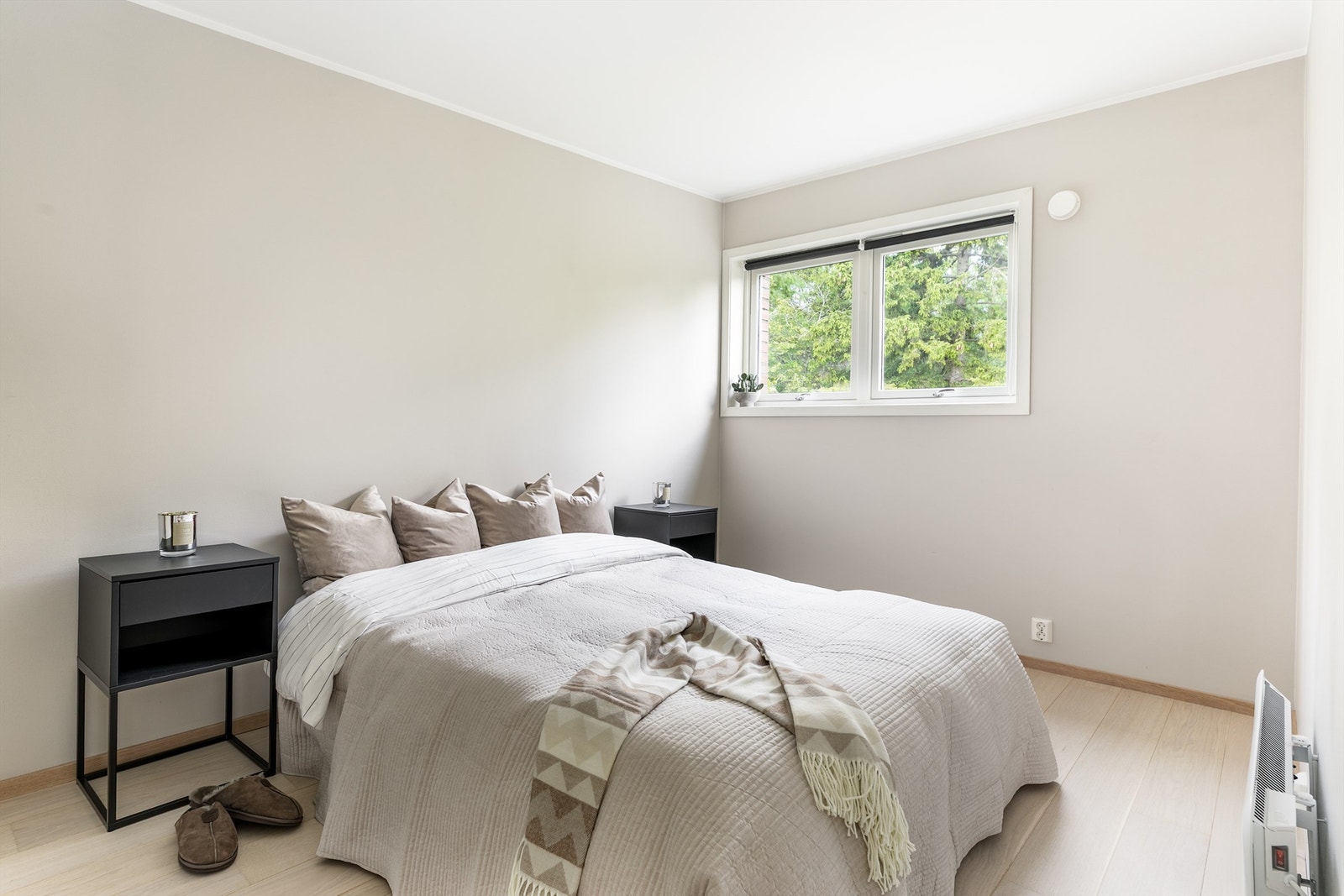 Soverommene er samlet i leilighetens vestre side. Her våkner du til et flott skue rett mot Reierskogen. Galleribilde