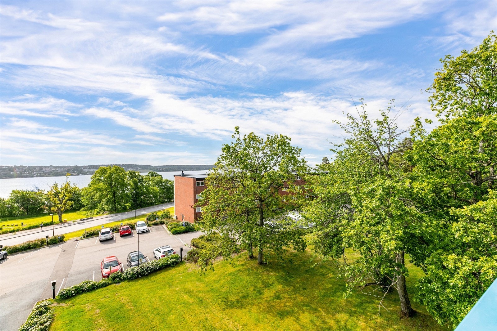 På balkongen ser du også til det frodige Festelandet på motsatt side. Galleribilde