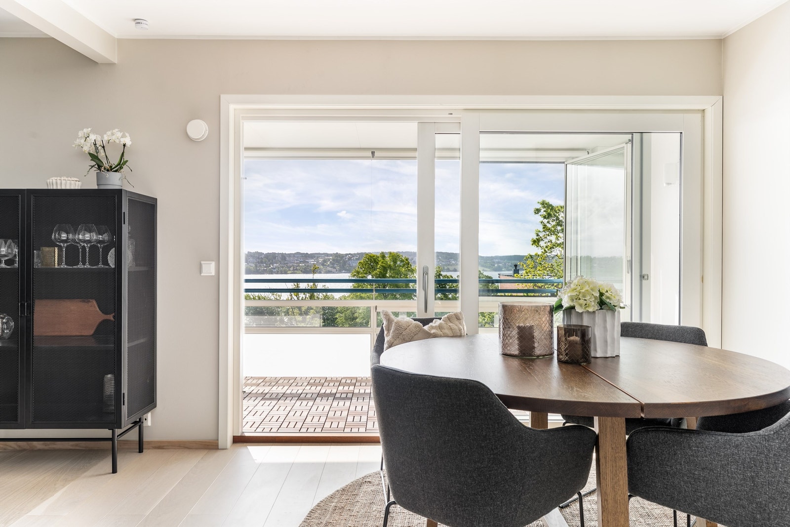 Med spisebordet plassert foran stuevinduene får du følge av den flotte utsikten til måltidene. Galleribilde