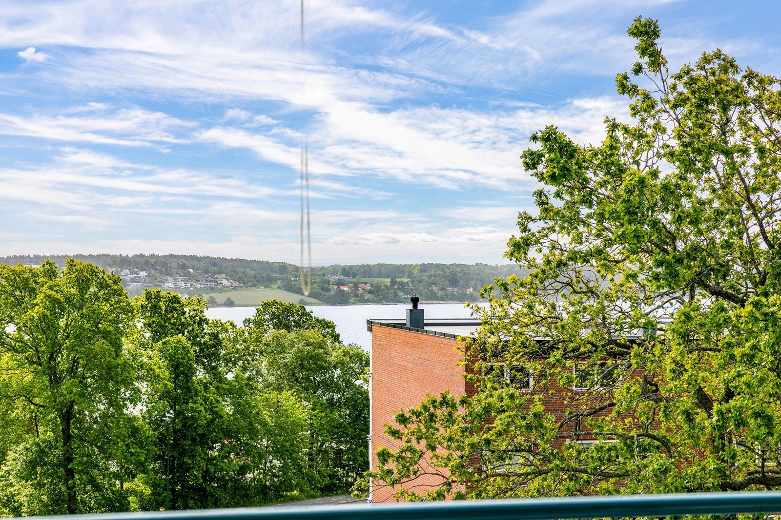 Utsikt over sjøen til Festelandet i syd-øst, fremhevet med zoom. Galleribilde