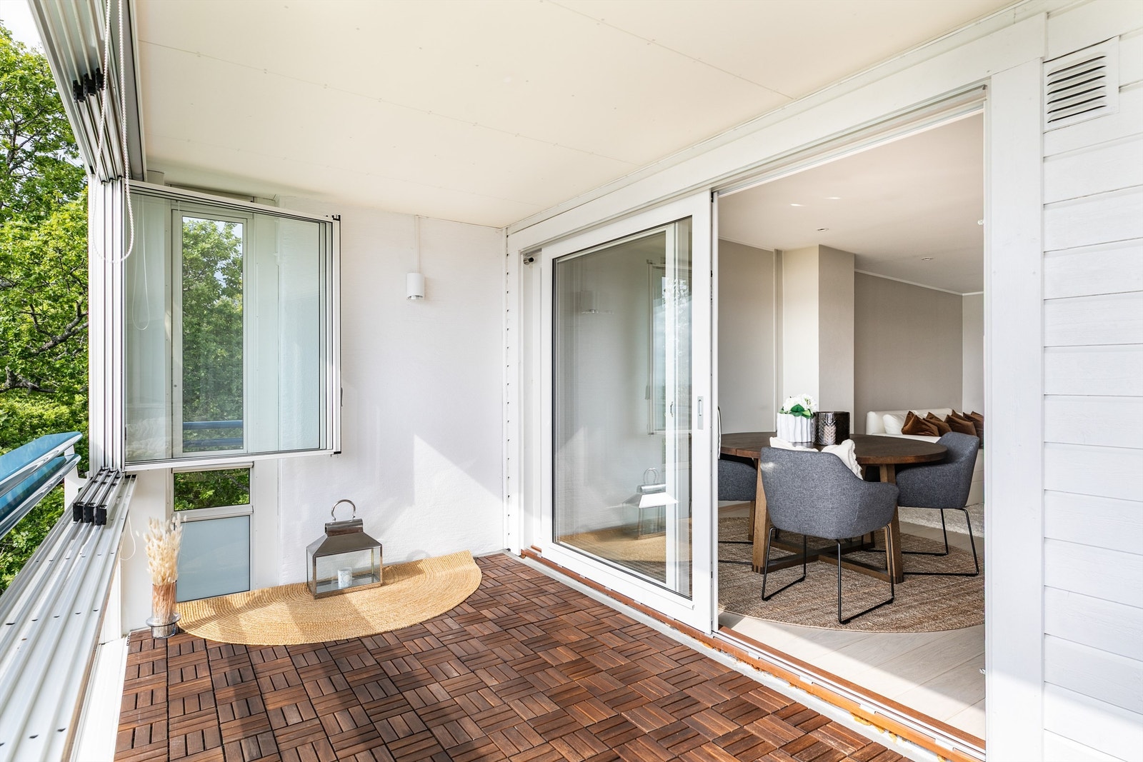 Sommerstid er det sol på balkongen allerede fra rundt kl. 07, helt til mellom kl. 15 og 16. Galleribilde