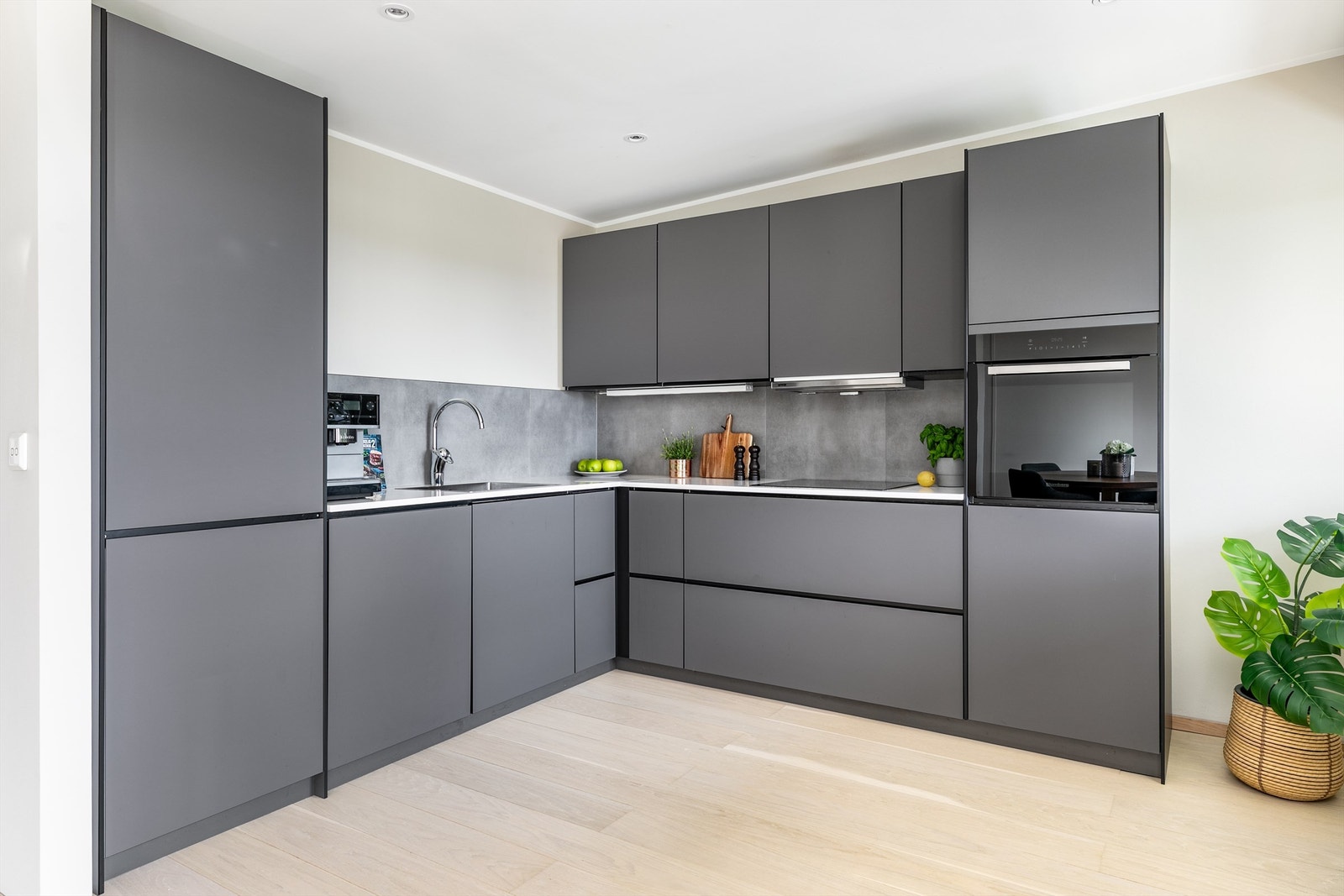 Kjøkkenets innredning er en stilsikker løsning fra Kvik med benkeplater i stein, installert i 2020. Galleribilde