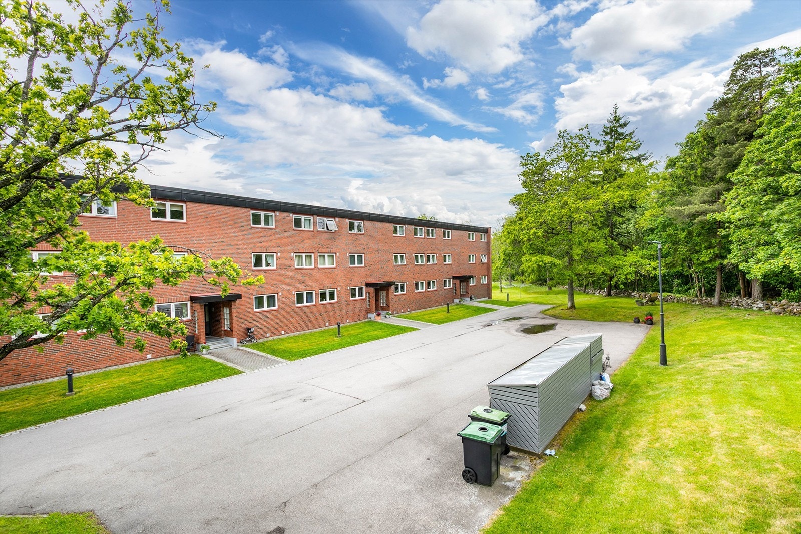 Det er mulig å kjøre helt frem til inngangspartiet, for enkel av- og pålessing. Galleribilde