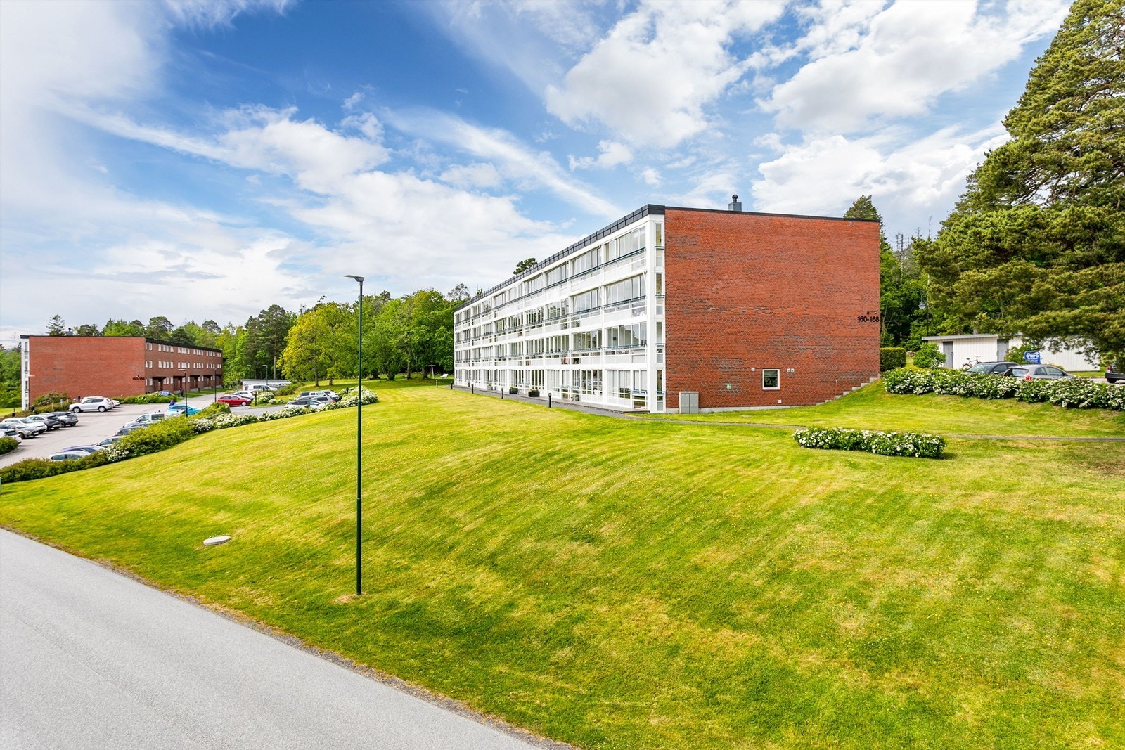 Høyden av øverste etasje innebærer at leiligheten i praksis er uten direkte innsyn. Galleribilde