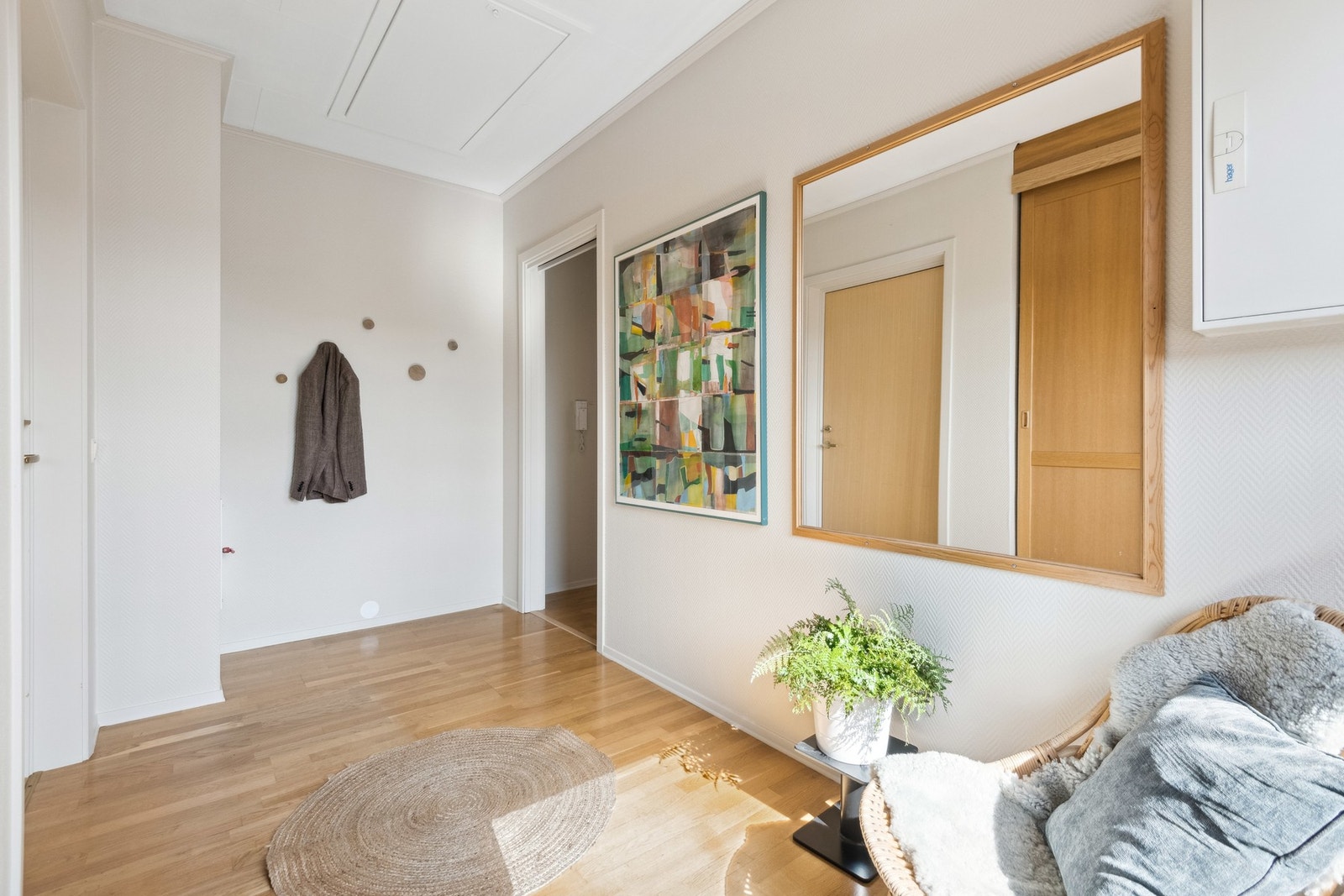 Gangen har en funksjonell utforming med mulighet for både garderobeløsning og ekstra lagring. Galleribilde