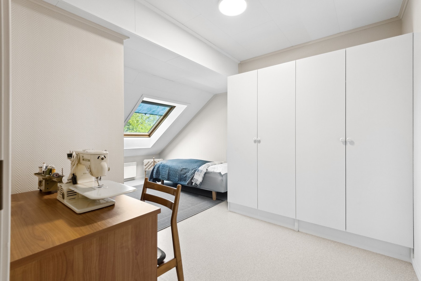 Romslig soverom med plass til dobbeltseng, garderobe og nattbord - et lunt og rolig rom. Galleribilde