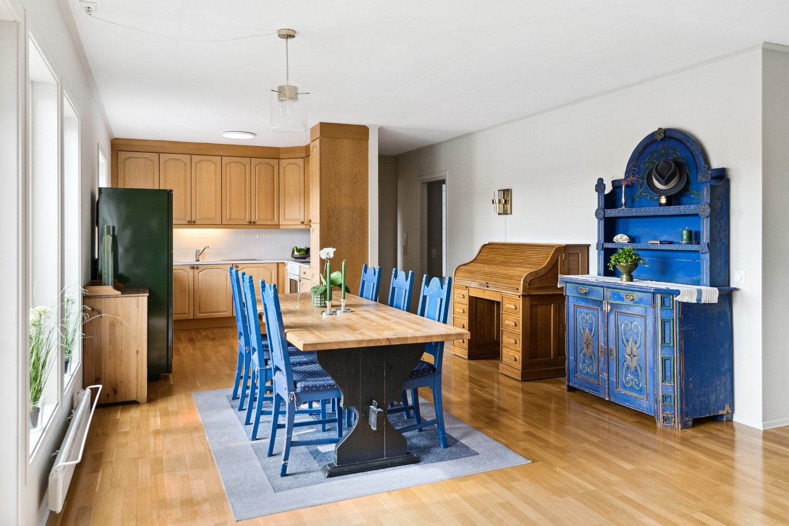 Kjøkkenet er integrert i oppholdsrommet og har lyse overflater og praktisk utforming. Galleribilde