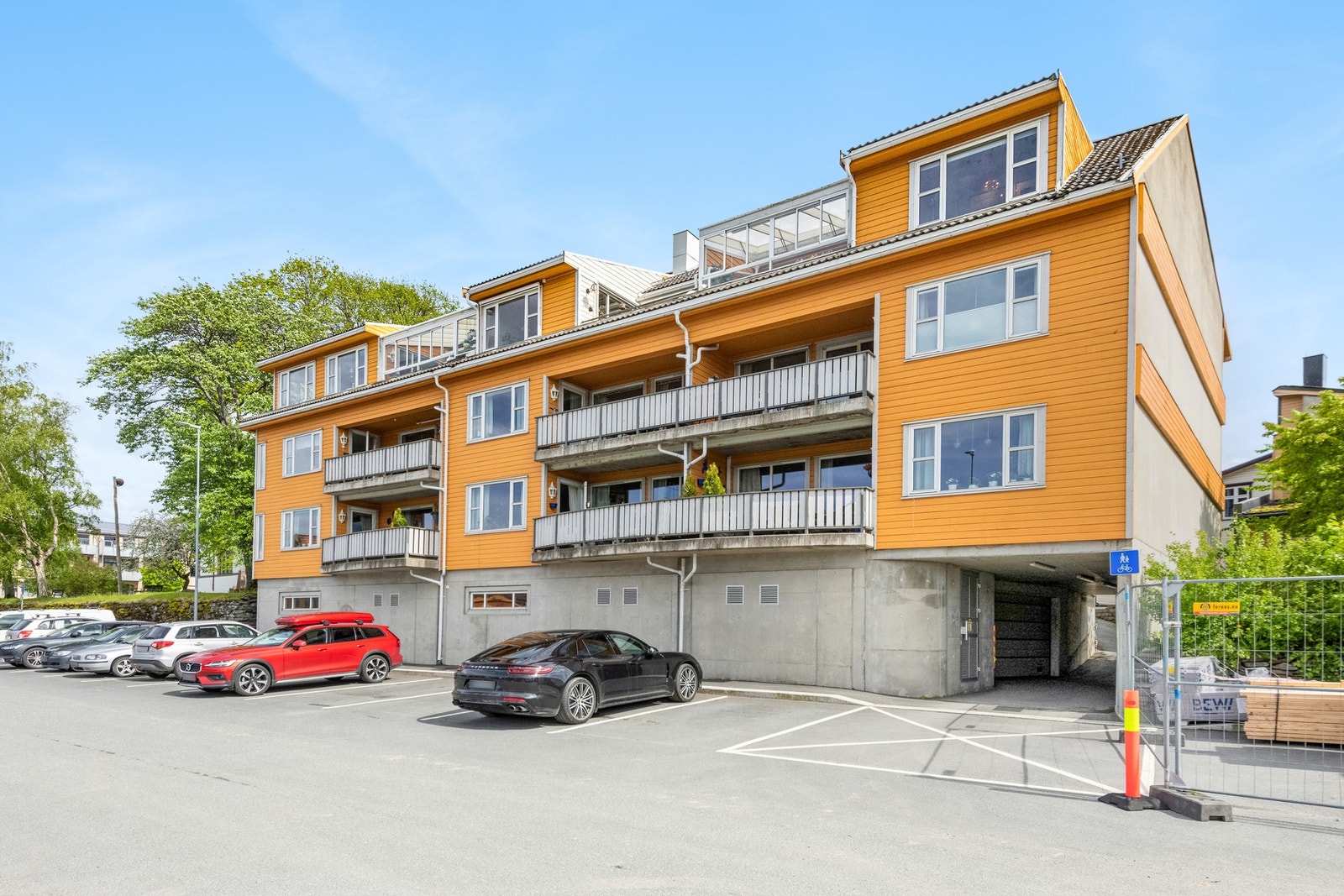 Det er tilgjengelig gjesteparkering rett utenfor bygget - praktisk for besøkende. Galleribilde