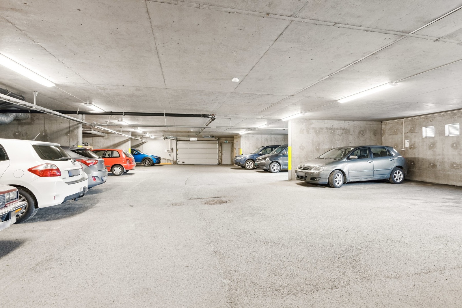 Leiligheten disponerer en plass i parkeringskjeller, hvor det er lagt til rette for elbillading. Galleribilde