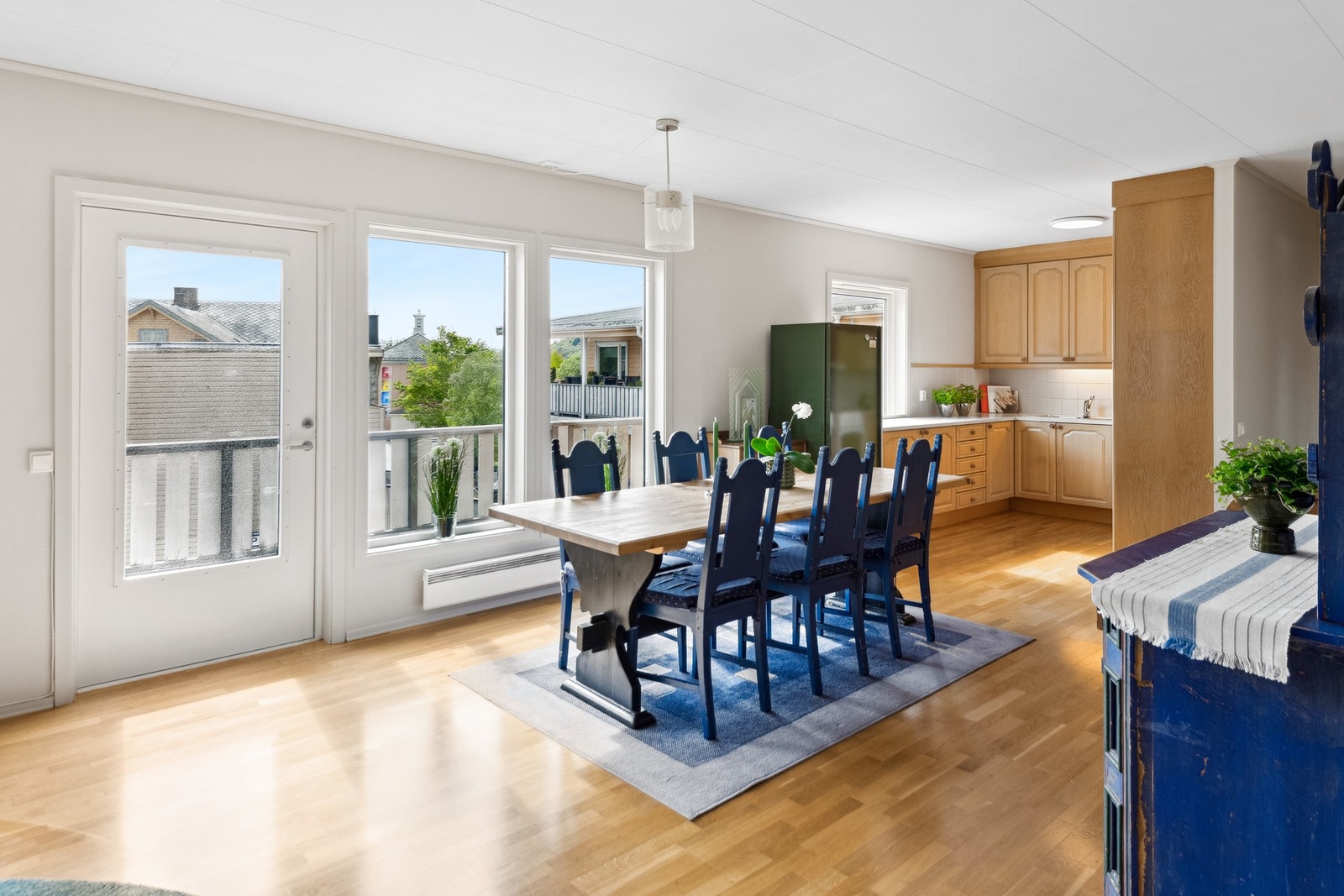 Store vindusflater som slipper inn rikelig med naturlig lys. Galleribilde