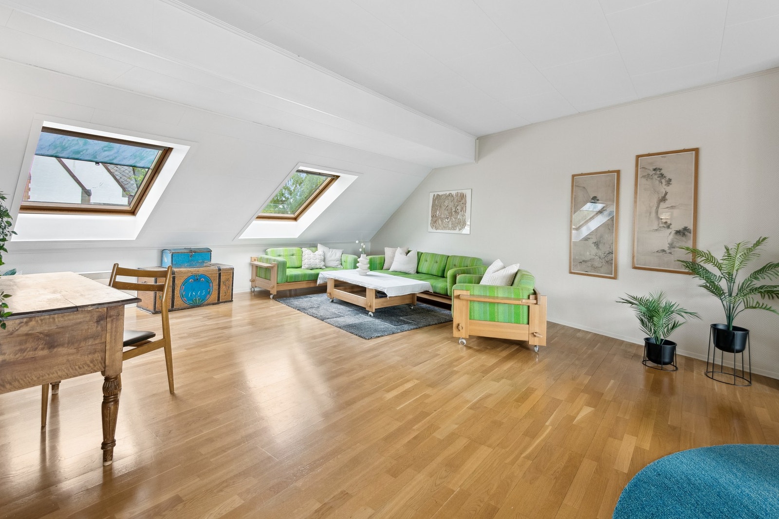 Åpen stue med store vindusflater som gir rikelig med naturlig lys og en luftig romfølelse. Galleribilde