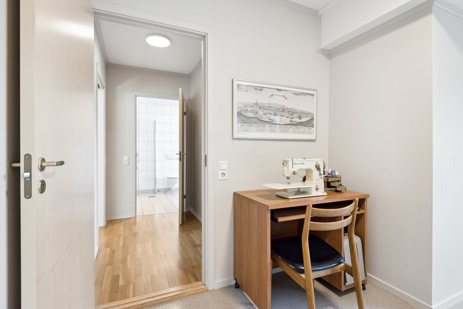 Mellomgangen skaper en naturlig adskillelse mellom oppholdsrom og soveromssone - praktisk løsning som gir økt privatliv og ro. Galleribilde