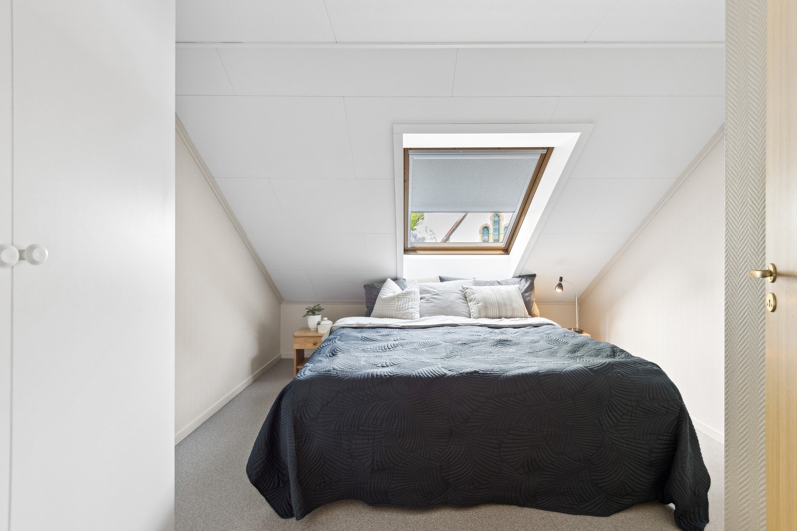 Lyst soverom på ca. 11 kvm med garderobeløsning. Galleribilde