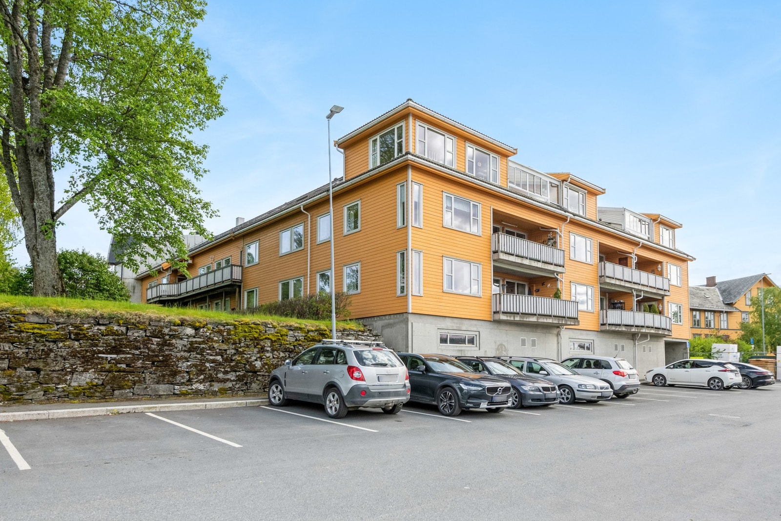 Leiligheten ligger i veletablert sameiet like ved Sundet. Fra leiligheten har man kort avstand til "alt" man skulle trenge. Galleribilde