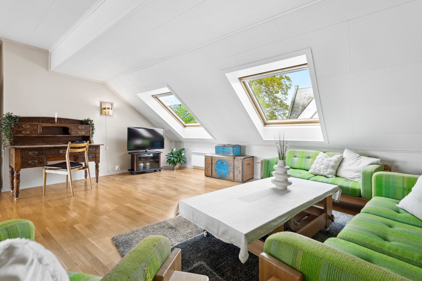 Den store stuen gir mulighet for å skape ulike soner, som TV-krok, lesesone eller hjemmekontor. Galleribilde