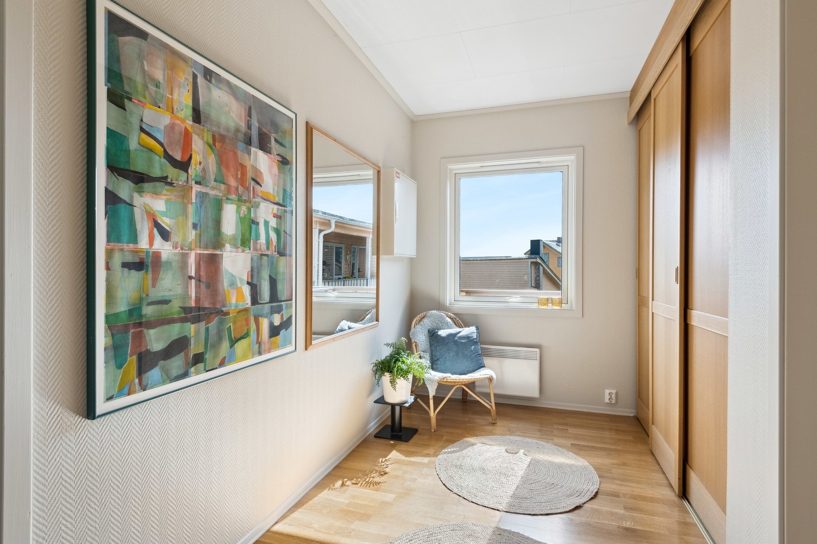 Praktisk gang med god oppbevaringsplass bak skyvedører - ideell for yttertøy og sko. Galleribilde