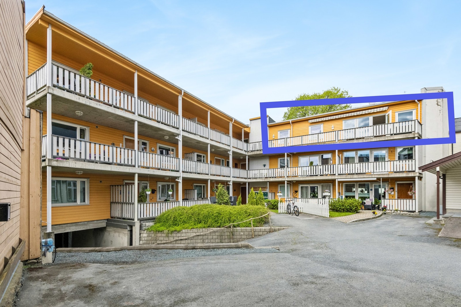 En innbydende og romslig 3-roms endeleilighet beliggende fint til i 3. etasje. Galleribilde