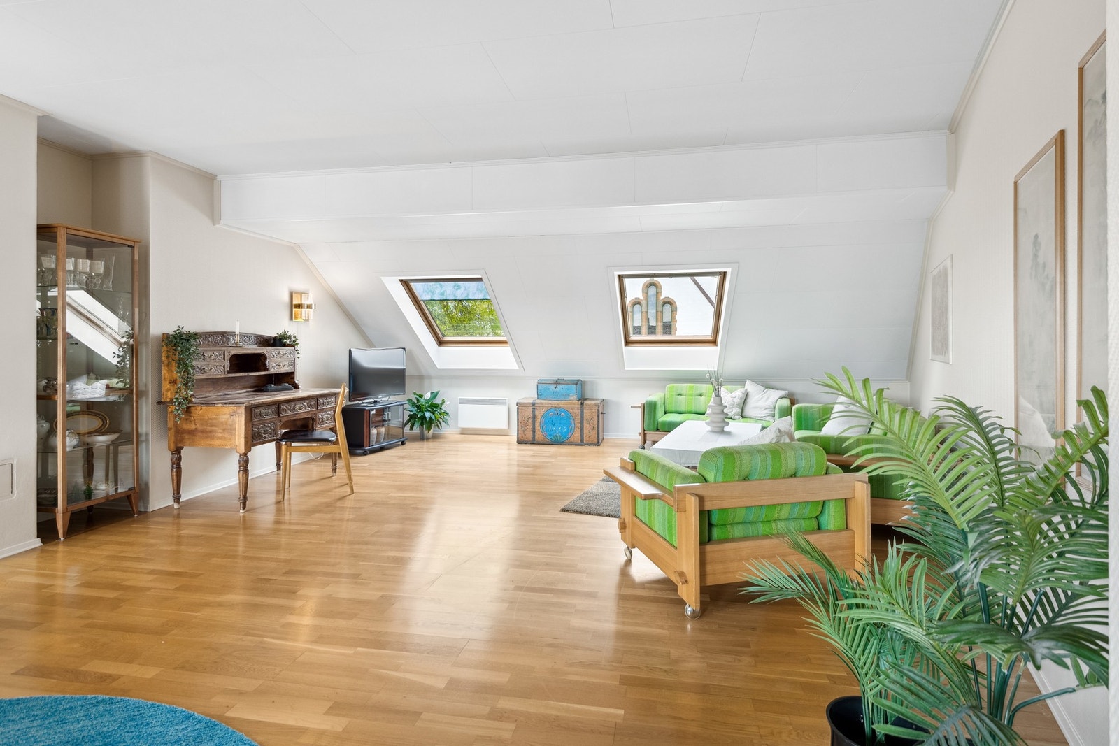 Stue og kjøkken på hele 67 kvm gir god plass til både sofagruppe og spiseplass - perfekt for sosiale sammenkomster. Galleribilde