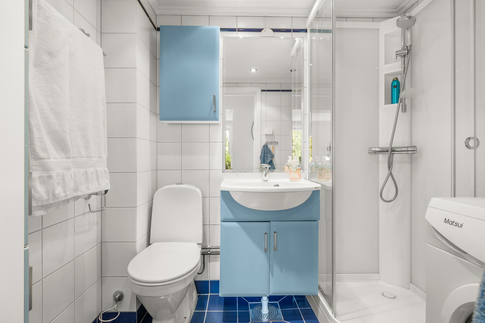 Baderom med varmekabler og plass til fullverdig vaskemaskin. Galleribilde