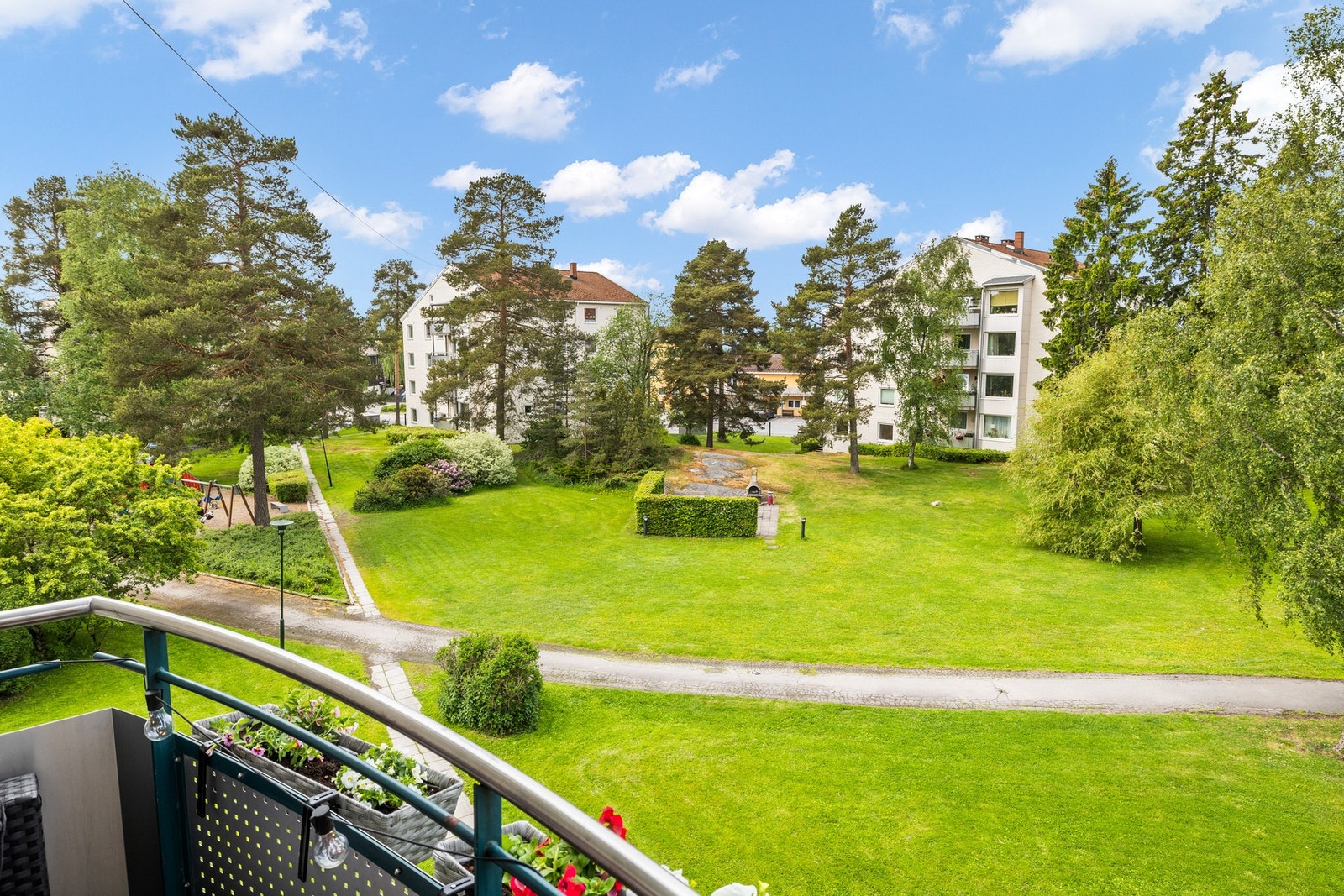 Flott utsyn over borettslagets grøntområder. Galleribilde