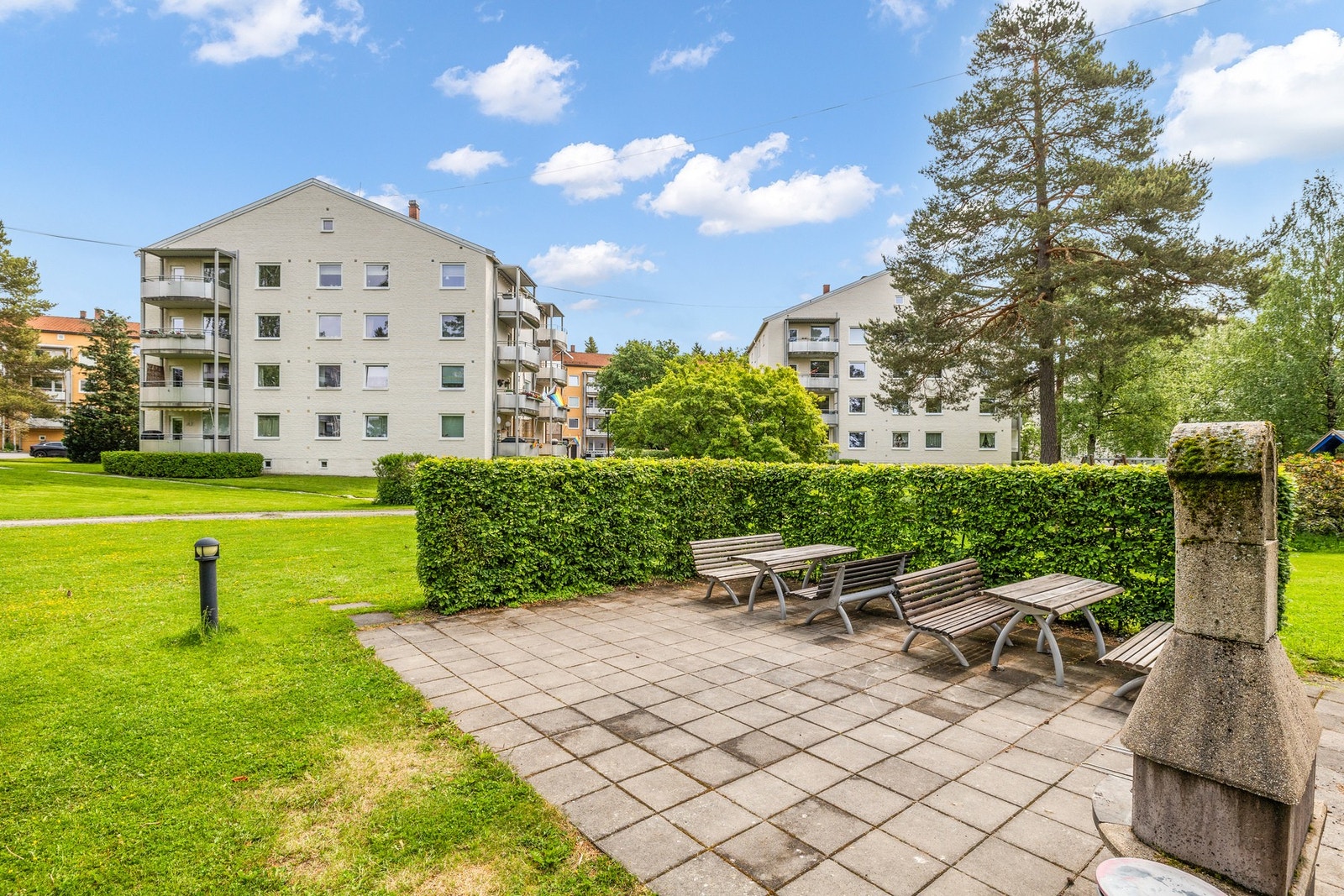 Leiligheten ligger attraktivt til, i grønne og rolige omgivelser i en gate uten nevneverdig gjennomgangstrafikk. Galleribilde