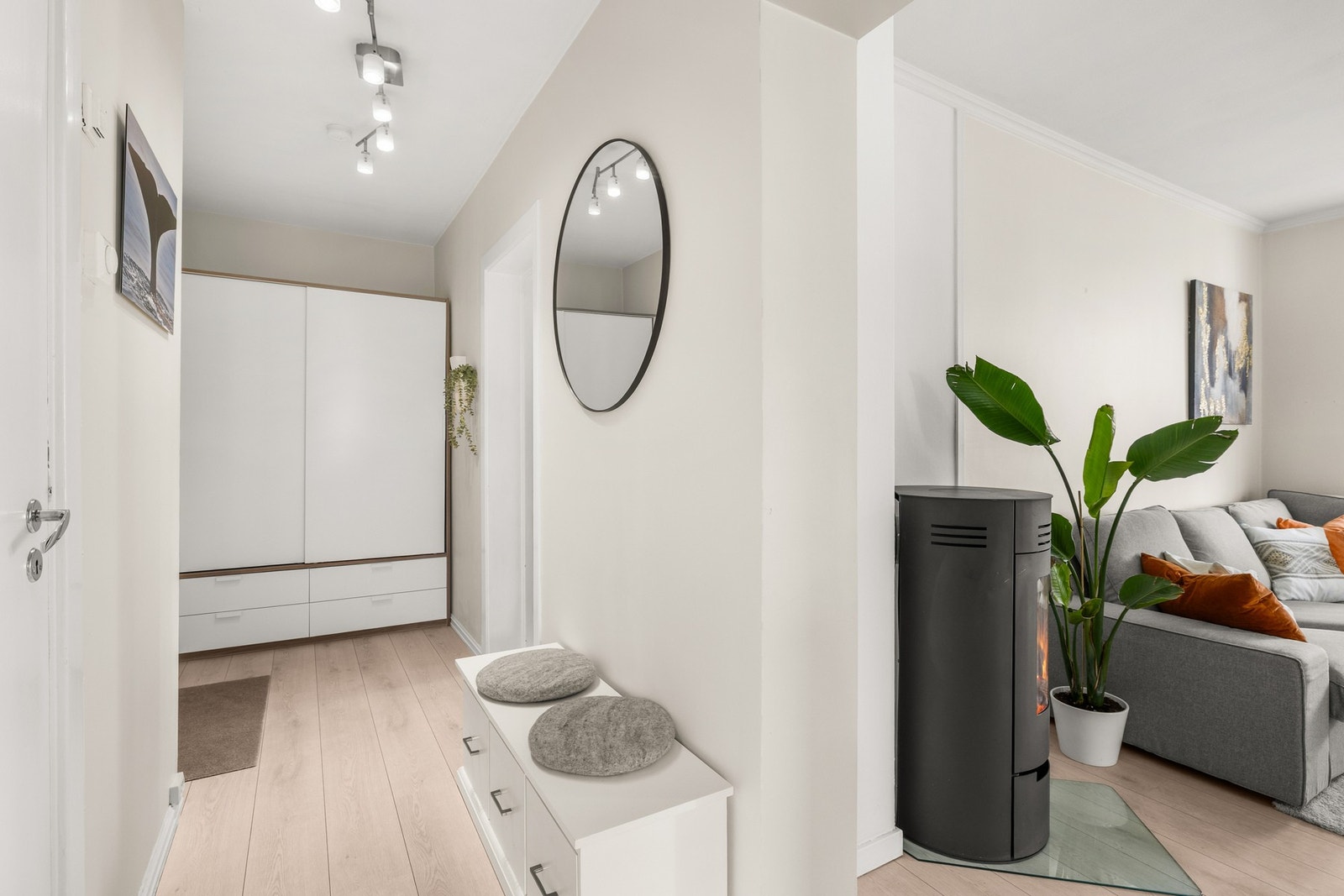 Lys, romslig og innbydende entré som gir et godt førsteinntrykk av boligen. Galleribilde