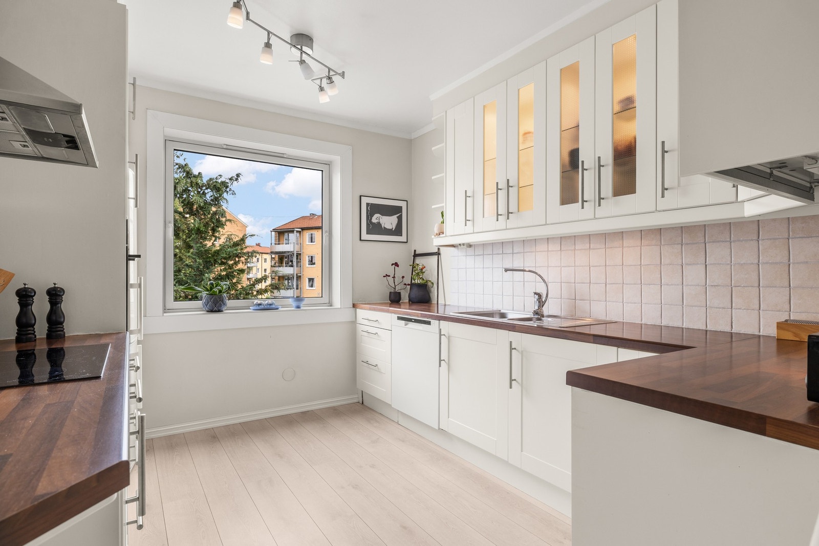 Ny oppvaskmaskin i 2023. Det ble montert Waterguard i kjøkkenbenk i 2024. Galleribilde