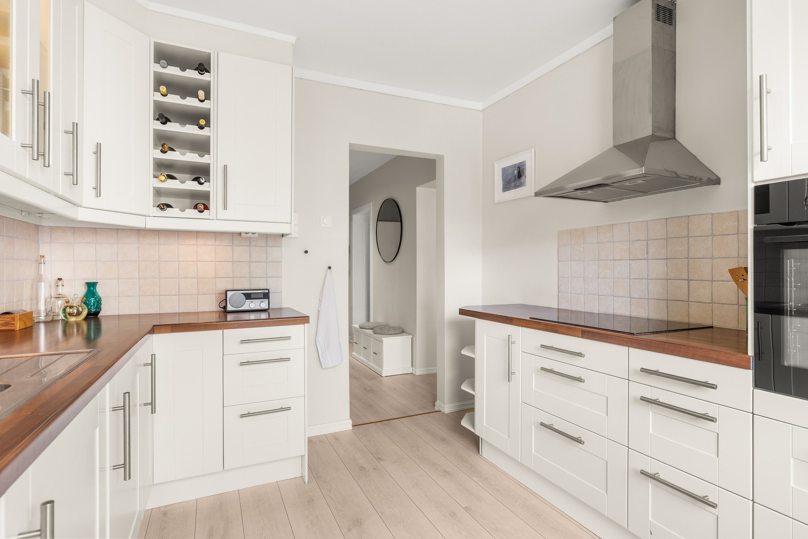 Fint, separat kjøkken med mye arbeidsplass. Galleribilde