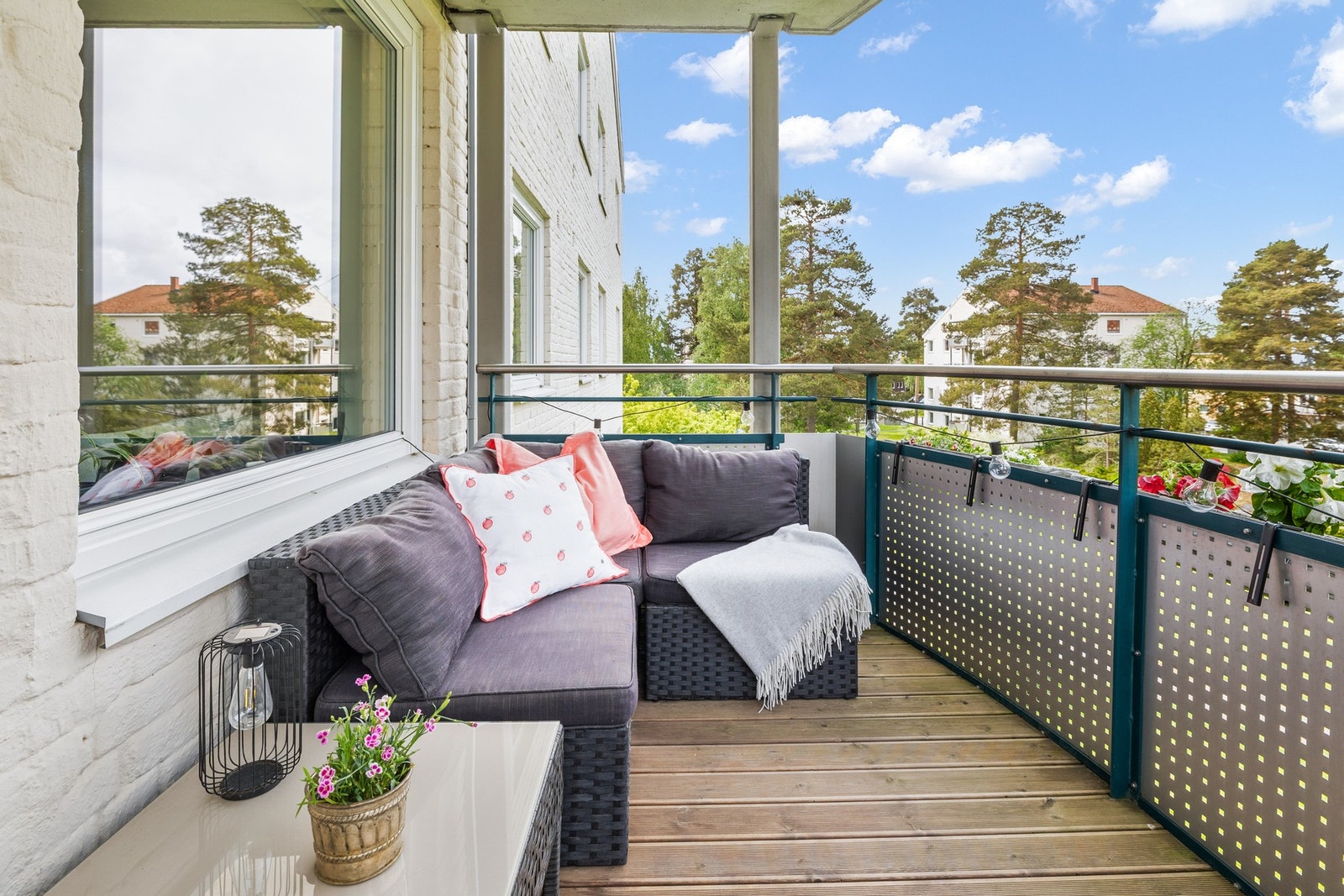 Stor, vestvendt balkong med gode innredningsmuligheter. Galleribilde