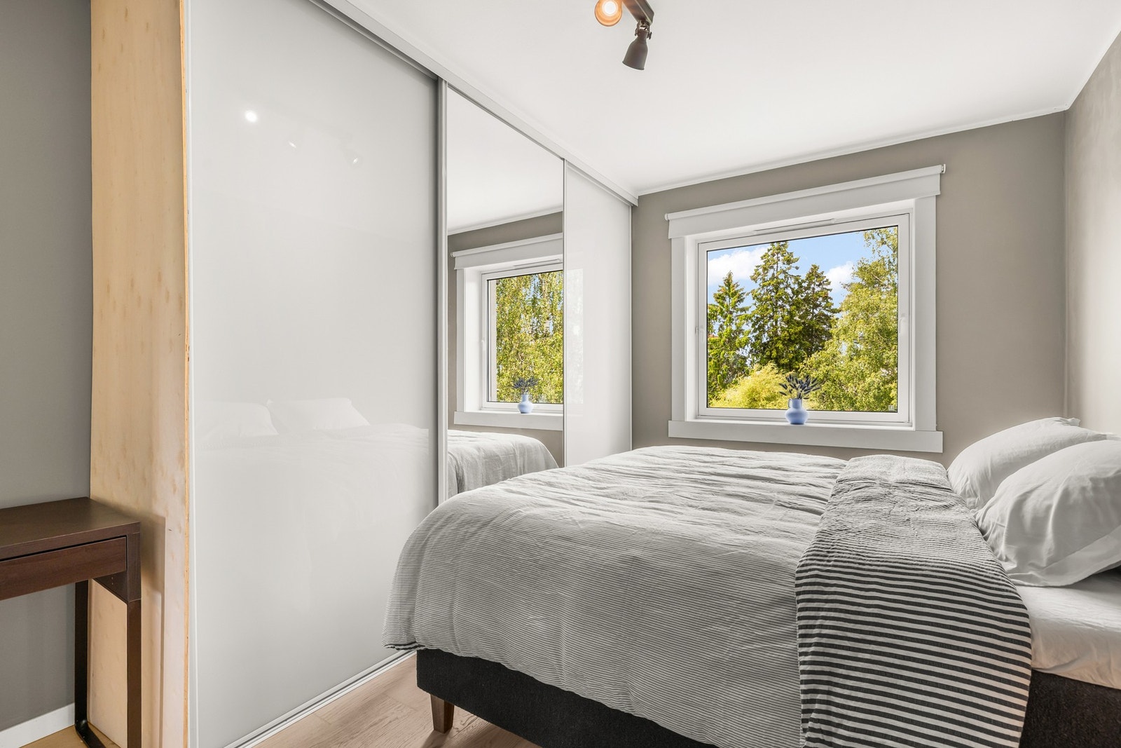 Rikelig med oppbevaring i praktisk skyvedørsgarderobe. Galleribilde