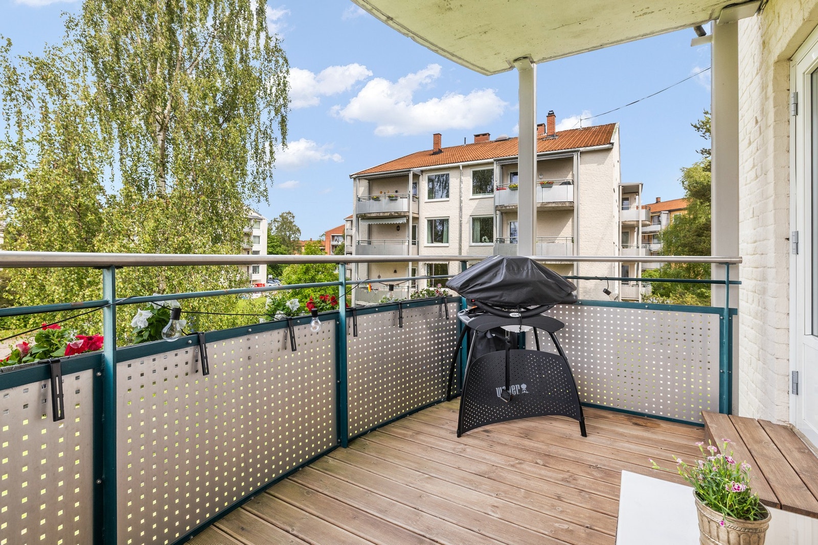 Her får du ettermiddags- og kveldssol. Solen kommer ca. kl. 14 på sommeren. Galleribilde