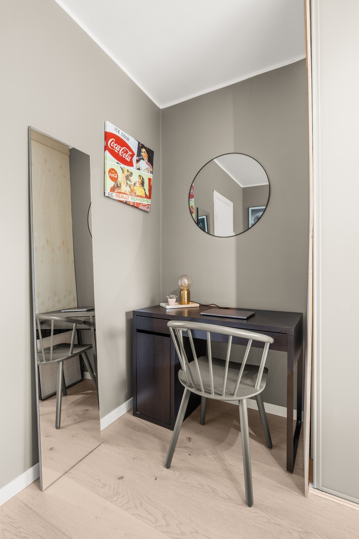 Du får god plass til å innrede med en kontor-krok på soverommet. Galleribilde