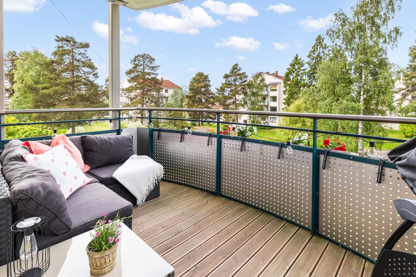 Fra stuen er det utgang til en herlig, solrik balkong. Boligen har en svært god intern beliggenhet. Galleribilde