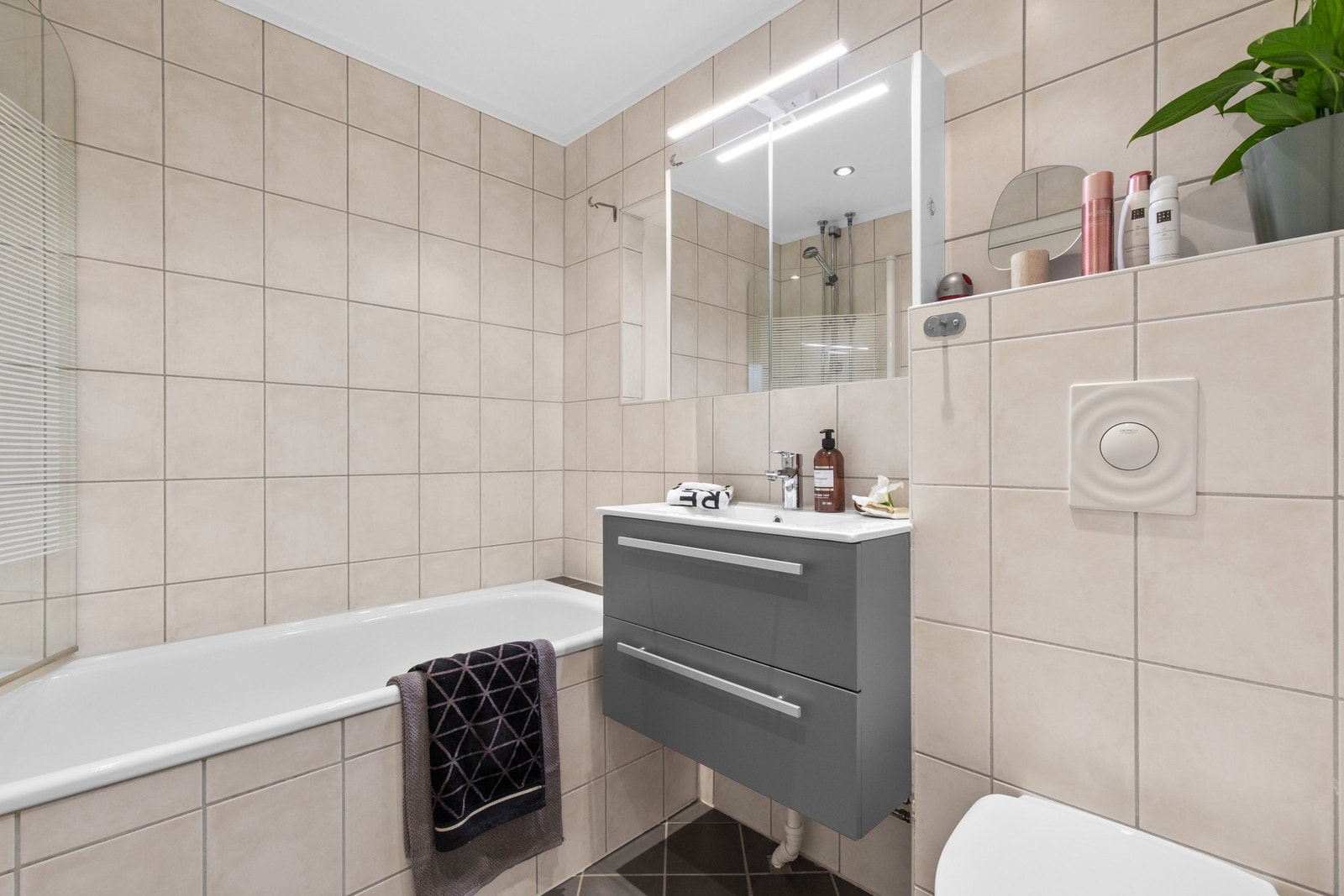 Badet har termostatstyrt gulvvarme og innfliset badekar. Galleribilde