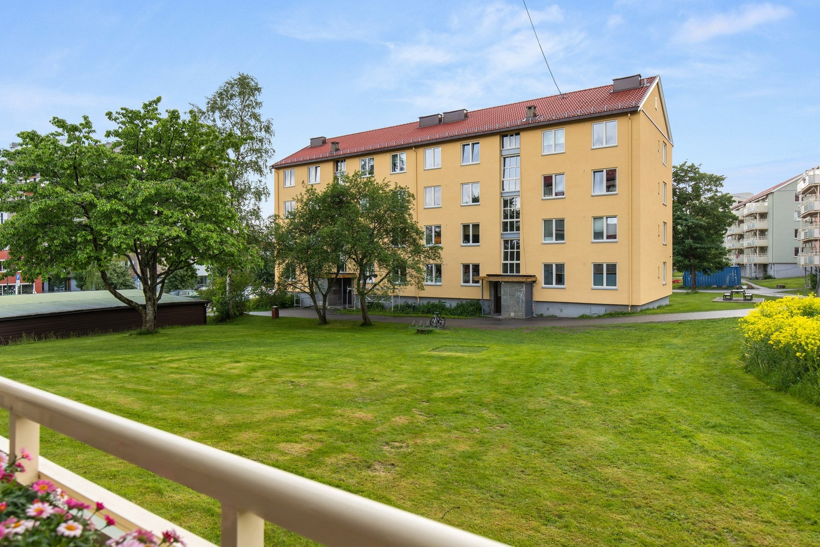 Balkongen ble oppgradert i forbindelse med fasaderehabilitering i 2024/2025 og har utsyn mot fellesområdet. Galleribilde