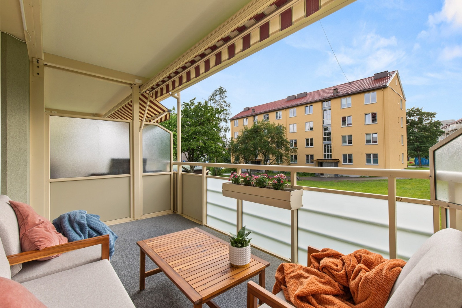 Utgang fra stuen til vestvendt balkong på ca. 10 m². Galleribilde