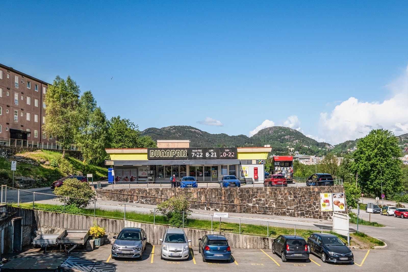 Nærmeste dagligvareforretning, Bunnpris Smiberget, ligger kun 3 minutter unna leiligheten til fots. Galleribilde