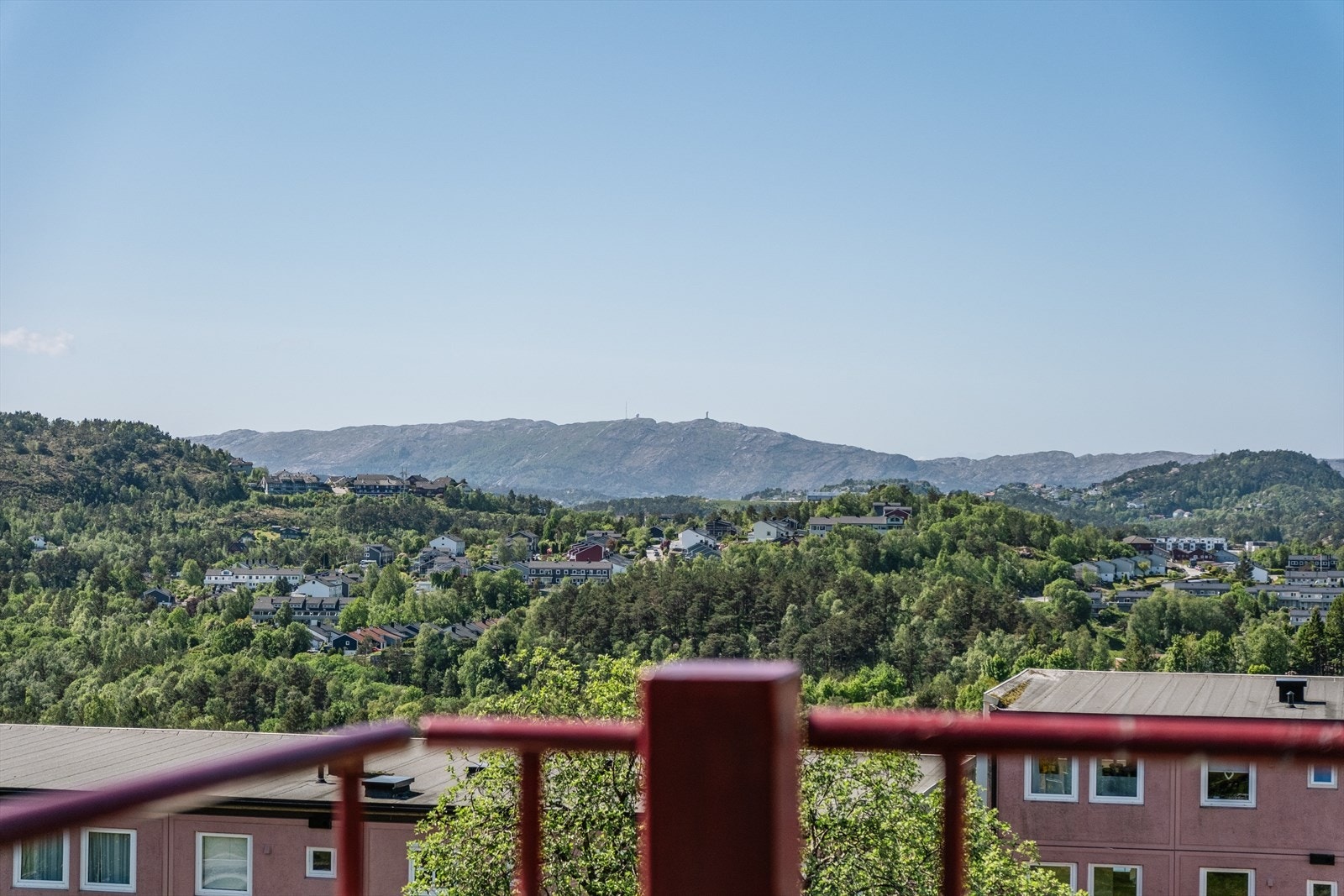 Fra altanen kan vakker utsikt og eksepsjonelle solforhold nytes! Galleribilde