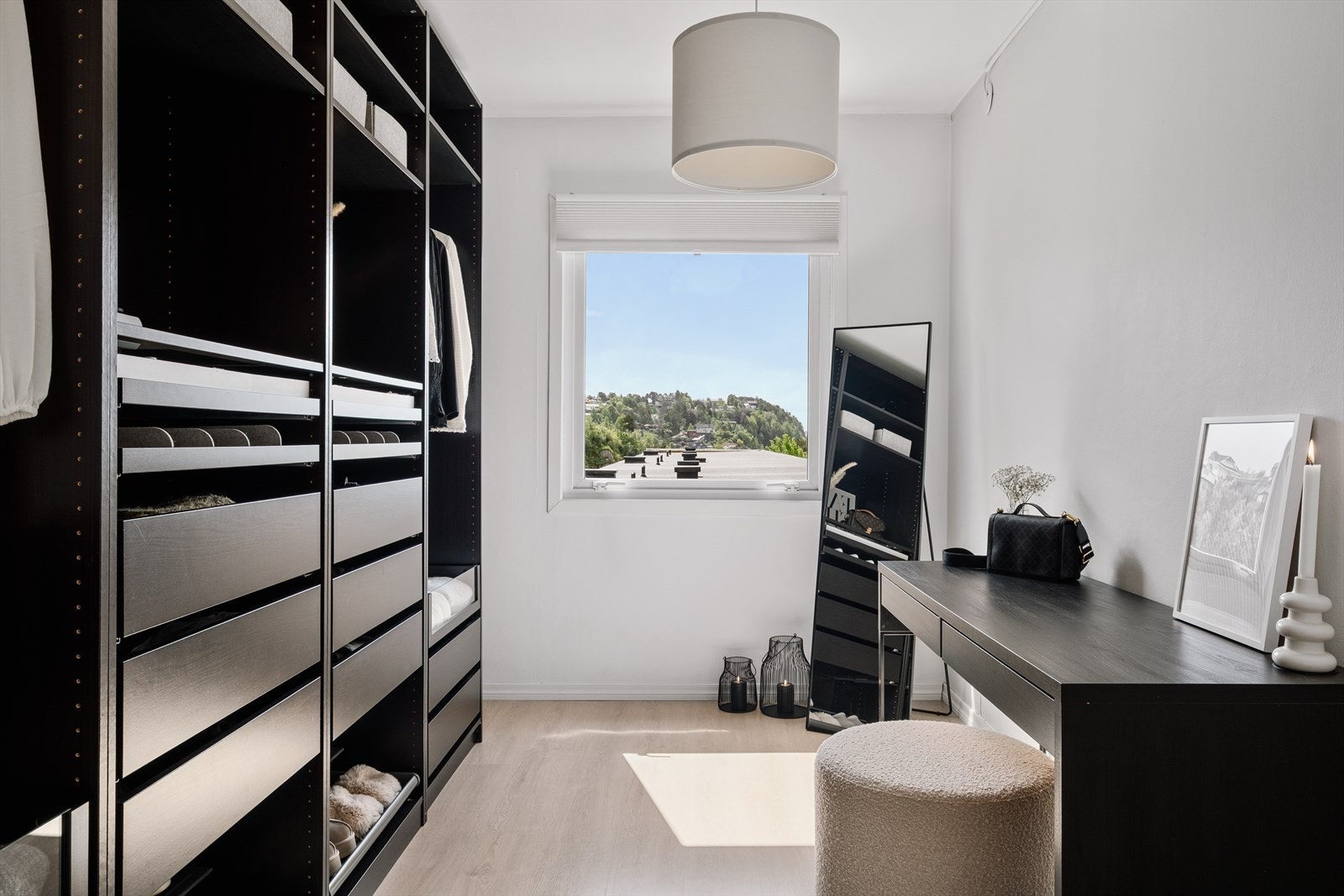 Leilighetens andre soverom på 8,8 m² er i dag innredet som et stilig walk-in closet. Galleribilde