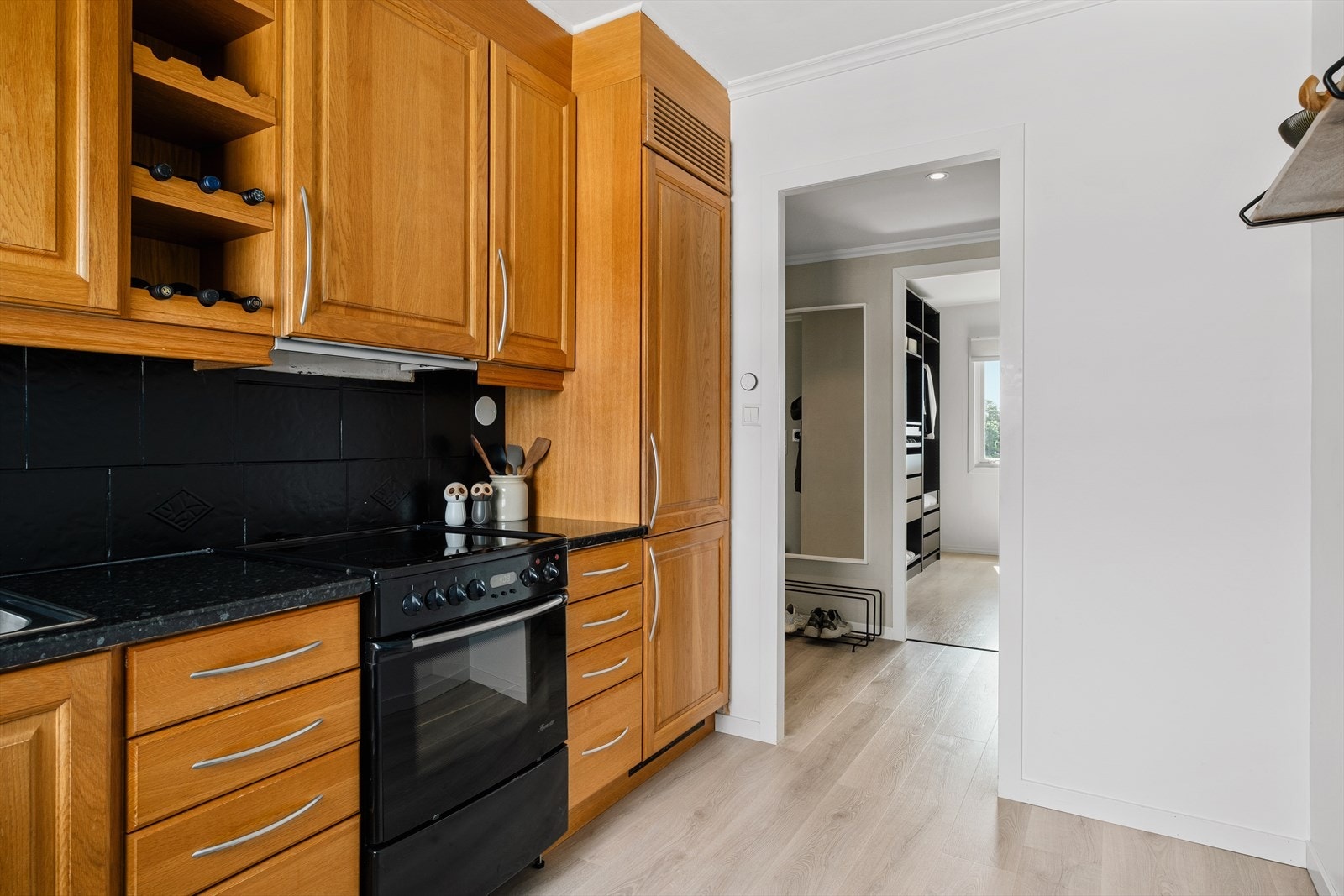 Kjøkkenet er ellers velutrustet med komfyr m/platetopp, samt integrert oppvaskmaskin, kjøl- og fryseskap. Galleribilde