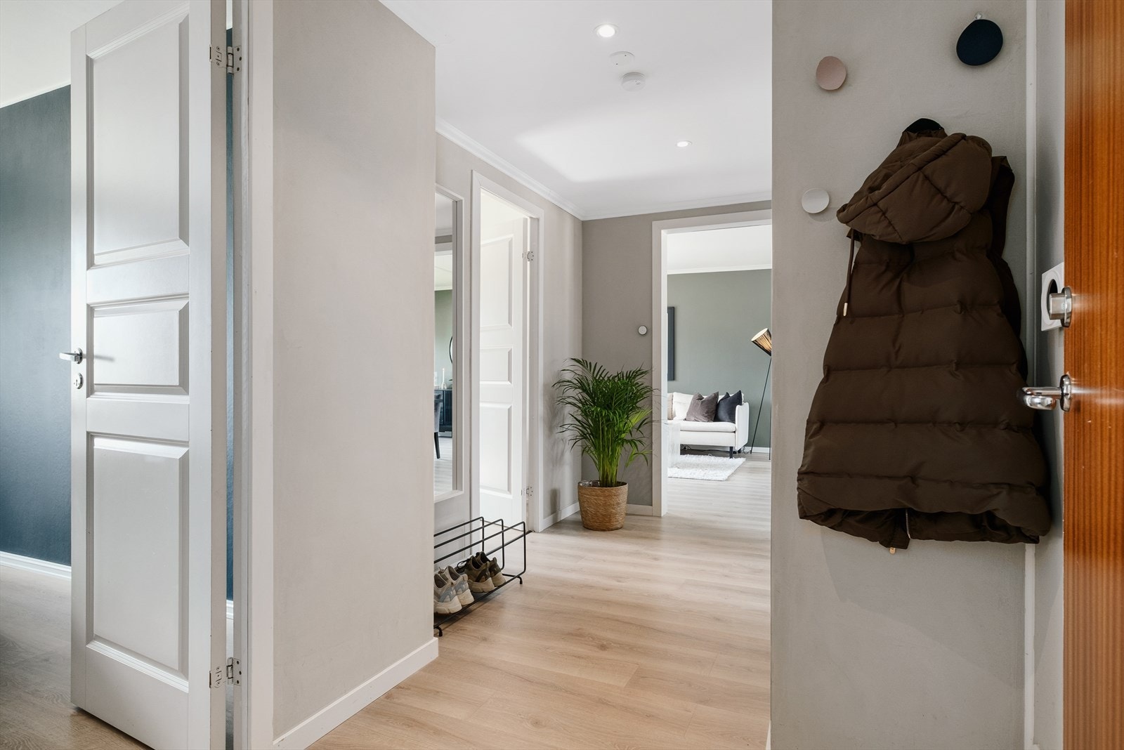 Leilighetens inngangsparti er meget innbydende med god plass til å henge fra seg yttertøy og sette fra seg sko. Galleribilde