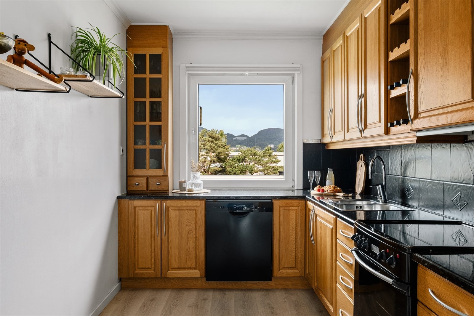 Kjøkkenet er innredet med heltre profilerte eikefronter og laminert benkeplate. Galleribilde