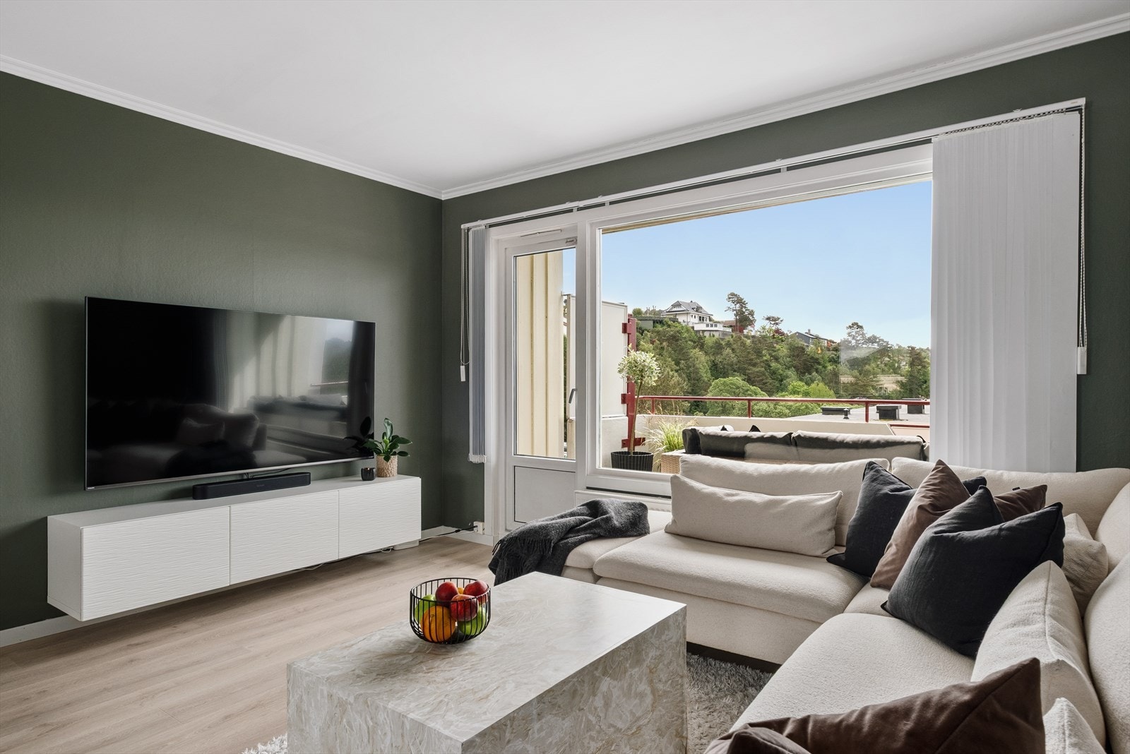 Fra stuen er det utgang til altanen. Galleribilde